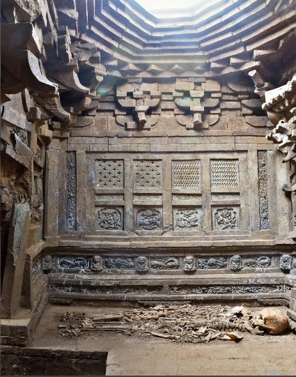 Theo Viện Khảo cổ tỉnh Sơn Tây, Trung Quốc, một ngôi mộ gạch 800 tuổi tình cờ được các công nhân phát hiện khi cải tạo cống thoát nước.