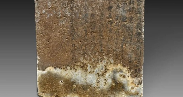 Trên các bức tường của mộ cổ có trang trí sư tử, hải quỳ, hoa và 2 hình ảnh được cho là sinh vật hộ mệnh cho các linh hồn. Đây là phát hiện hiếm về cách trang trí mộ cổ theo cách này.