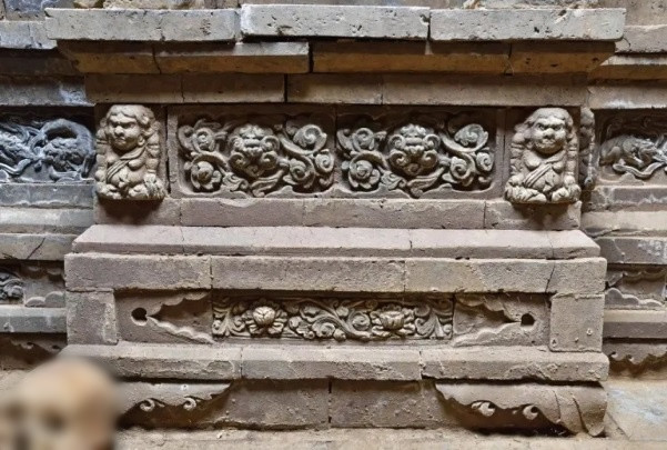 Bên trong ngôi mộ cũng có một số món đồ gốm. Một trong những mảnh đồ gốm hé lộ mộ cổ này được xây dựng trong khoảng thời gian từ năm 1190 - 1196.