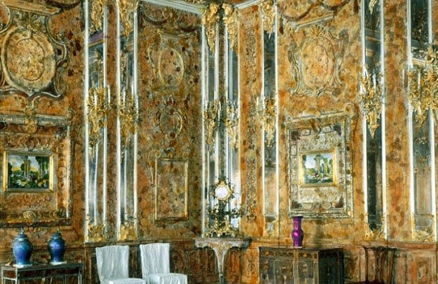 Căn phòng hổ phách được đặt tại cung điện Catherine ở Tsarskoye Selo, gần St.Petersburg. Sau đó, căn phòng được mở rộng và trang trí thêm nhiều bảo vật, đá quý. Tổng cộng, báu vật này được chế tác từ 6 tấn hổ phách, vàng và đá quý.