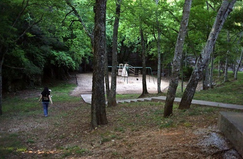 Maple Hill ở Huntsville là nghĩa trang lớn nhất bang Alabama, Mỹ. Công viên Drost nằm chính giữa nghĩa trang này được mệnh danh là “sân chơi dành cho những đứa trẻ xấu số”. Nguyên nhân là bởi một số nhà ngoại cảm cho hay công viên Drost là nơi xảy ra nhiều hiện tượng kỳ bí.