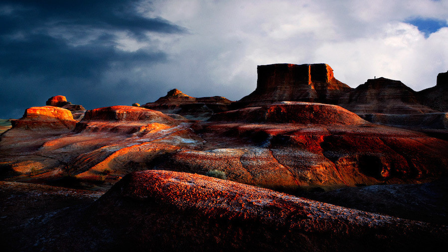 Do đó, một số người cho rằng, Moguicheng là nơi trú ngụ của ma quỷ. Thế nhưng, các nhà khao học cho rằng, tác động của gió lên bề mặt đất đá đã tạo ra những âm thanh ghê rợn đó.