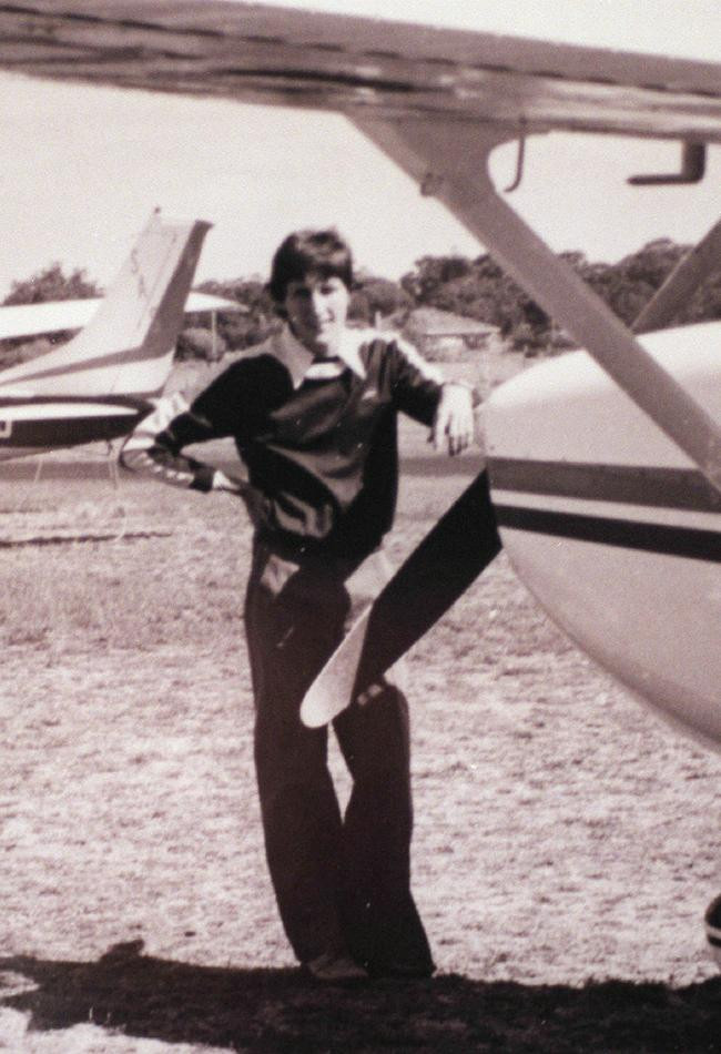 Sau khi kiểm tra, trạm kiểm soát không lưu thông báo với phi công Valentich rằng "không có chuyến bay nào được xác định" và yêu cầu ông cung cấp thông tin về "một thứ gì đó" vừa nhìn thấy.