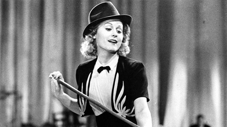 Sinh tại Ai Cập năm 1913, Marika có cha mẹ là người Hungary. Nữ diễn viên này trải qua tuổi thơ ở Budapest (Hungary) trước khi gia đình chuyển đến thủ đô Paris, Pháp sinh sống năm 1924. Marika học trường múa tại Paris rồi sau đó đi biểu diễn khắp các sân khấu ở châu Âu trước khi sang Mỹ và lấn sân sang lĩnh vực điện ảnh.