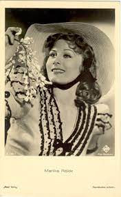 Khi Hitler gửi riêng bó hoa tặng Marika, nữ diễn viên đã gửi tấm bưu thiếp với nội dung: “Nếu tôi có diễm phúc được chú ý tới trong một giây lát nào đó giữa vô vàn trọng trách của ngài thì thưa lãnh tụ, tôi sẽ mãi mãi tự hào và hạnh phúc. Marika Rökk của ông”.