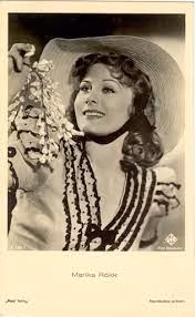 Khi Hitler gửi riêng bó hoa tặng Marika, nữ diễn viên đã gửi tấm bưu thiếp với nội dung: “Nếu tôi có diễm phúc được chú ý tới trong một giây lát nào đó giữa vô vàn trọng trách của ngài thì thưa lãnh tụ, tôi sẽ mãi mãi tự hào và hạnh phúc. Marika Rökk của ông”.