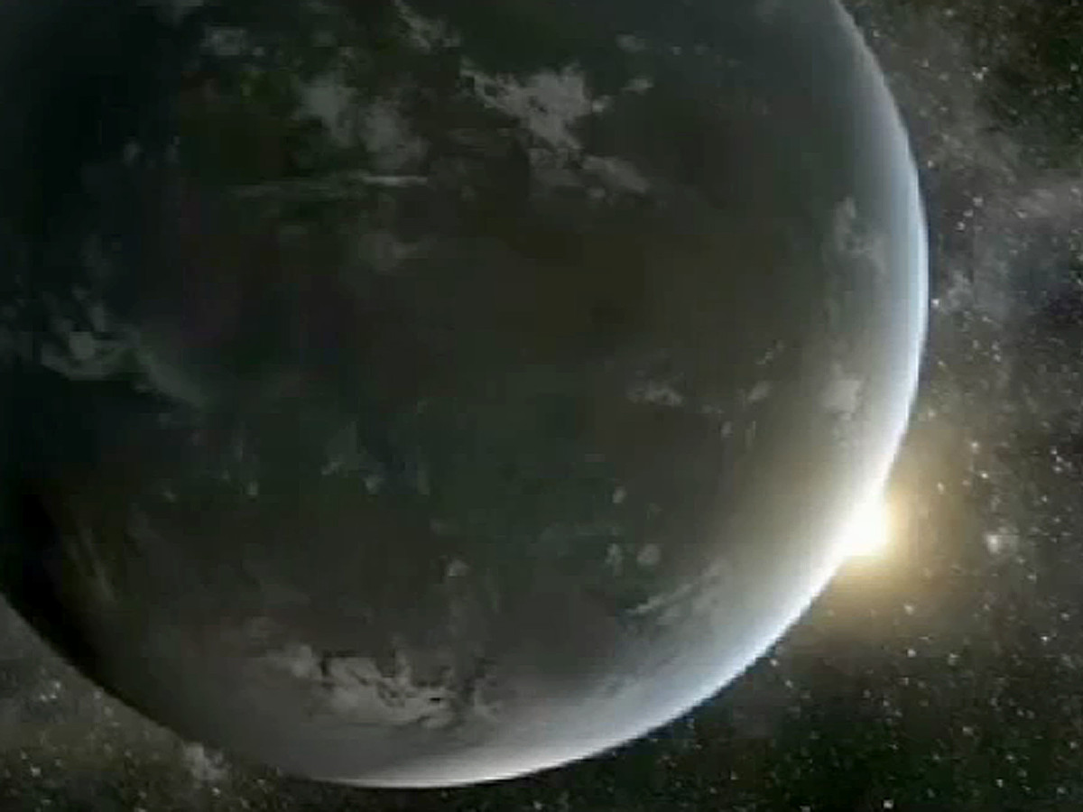 Hành tinh Kepler-69c hoàn thành một vòng quỹ đạo hết 242 ngày. Điều này khiến vị trí trong hệ sao của nó giống với vị trí của sao Kim trong hệ Mặt trời.