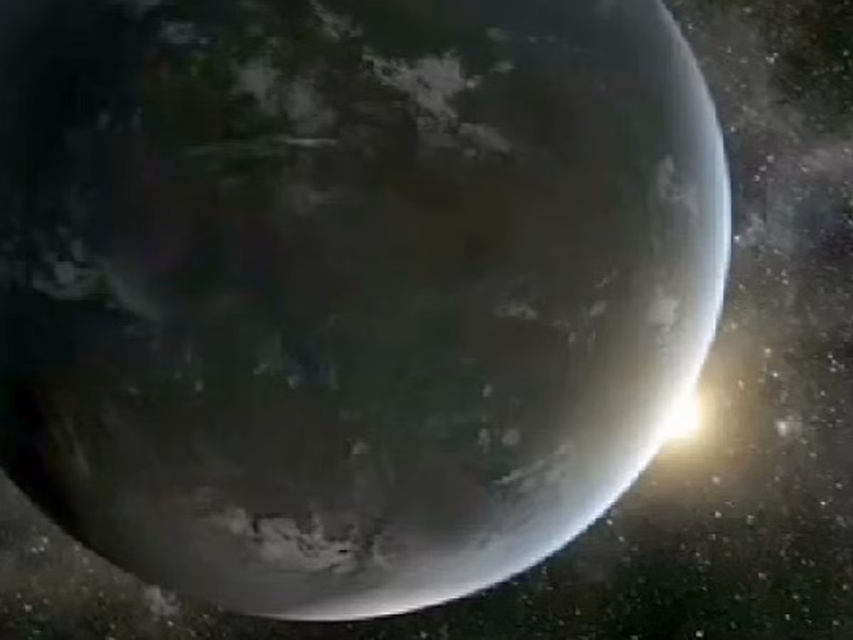 Hành tinh Kepler-69c hoàn thành một vòng quỹ đạo hết 242 ngày. Điều này khiến vị trí trong hệ sao của nó giống với vị trí của sao Kim trong hệ Mặt trời.