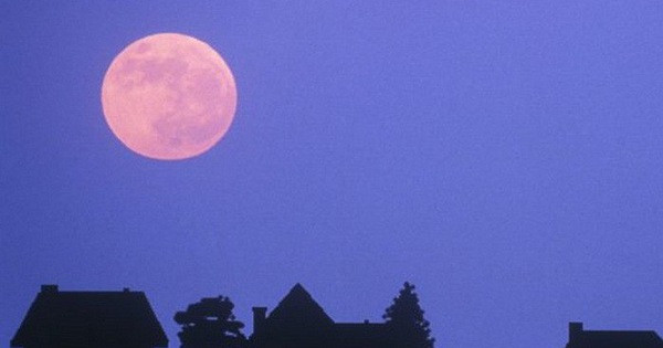 Mặc dù có tên là trăng hồng nhưng vào đêm hôm đó, Mặt trăng có thể không có màu hồng mà là màu trắng, vàng... Tại một số địa điểm trên thế giới, người dân có thể quan sát thấy Mặt trăng có màu đỏ nhạt.