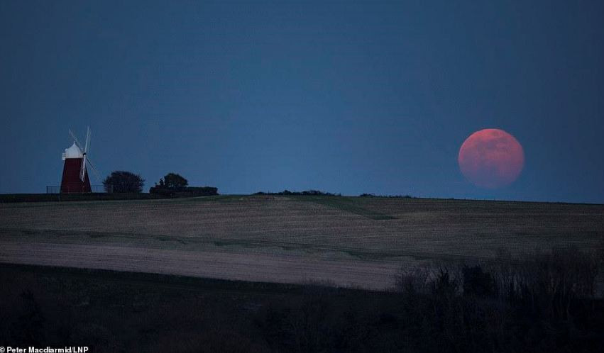 Khi trăng lên và tròn dần, nó sẽ chuyển sang màu cam khi được nhìn thấy từ đường chân trời. Ánh sáng của Mặt trăng sẽ rọi chiếu khắp bầu khí quyển của Trái đất. Điều này có nghĩa là các bước sóng của ánh sáng màu xanh da trời sẽ ngắn hơn trong bầu khí quyển, trong khi các bước sóng dài hơn màu đỏ và màu cam sẽ dễ dàng đi qua hơn.