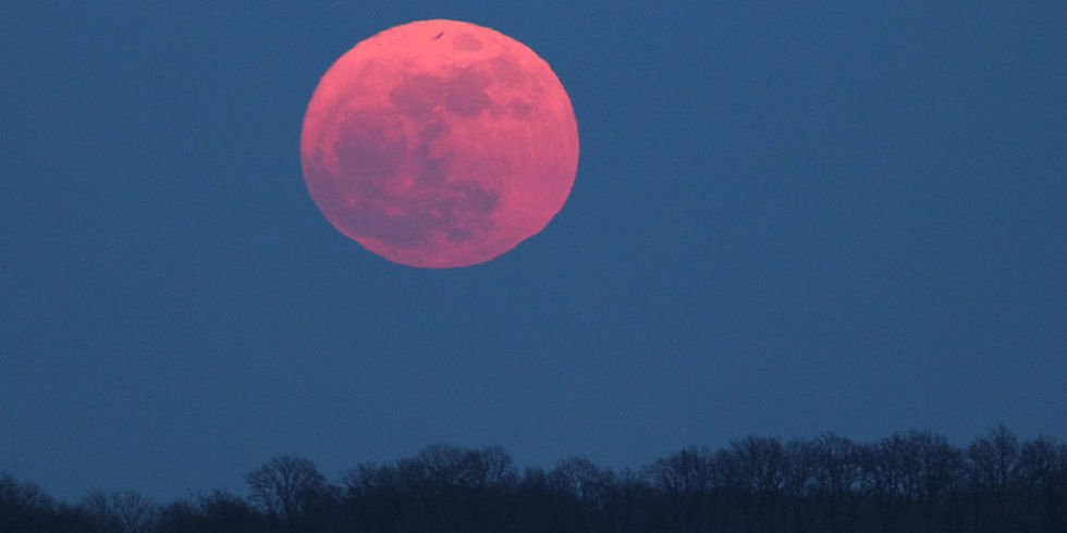 Thời điểm tốt nhất để ngắm "trăng hồng" là khi mặt trăng mọc ở hướng đông vào ngày 6/4, ngay sau khi hoàng hôn buông xuống.