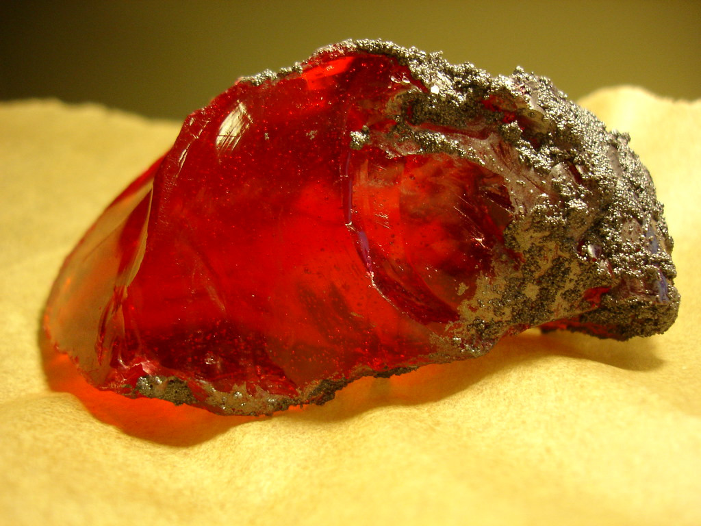 Theo một số nhà giả kim, hòn đá triết gia có 2 màu là trắng, đỏ. Trong đó, màu trắng dùng để tạo ra bạc, chữa bệnh và màu đỏ dùng để biến thủy ngân thành vàng và giúp con người đạt được sự bất tử. Dù nhiều người cố gắng tìm kiếm nhưng đến nay tung tích của bảo vật này vẫn là một ẩn số lớn.