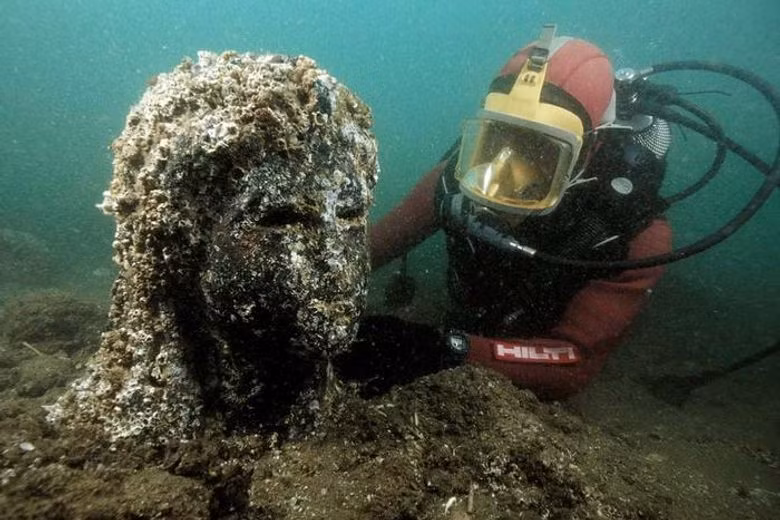 Heracleion bị chìm xuống đáy biển vào khoảng thế kỷ thứ 6. Sau khoảng 1.200 năm "bốc hơi" khỏi mặt đất, tàn tích thành phố cổ được tìm thấy. Các chuyên gia đã tìm thấy một số đồng tiền vàng, các tượng điêu khắc cao tới 5m, những tấm bia khắc chữ...