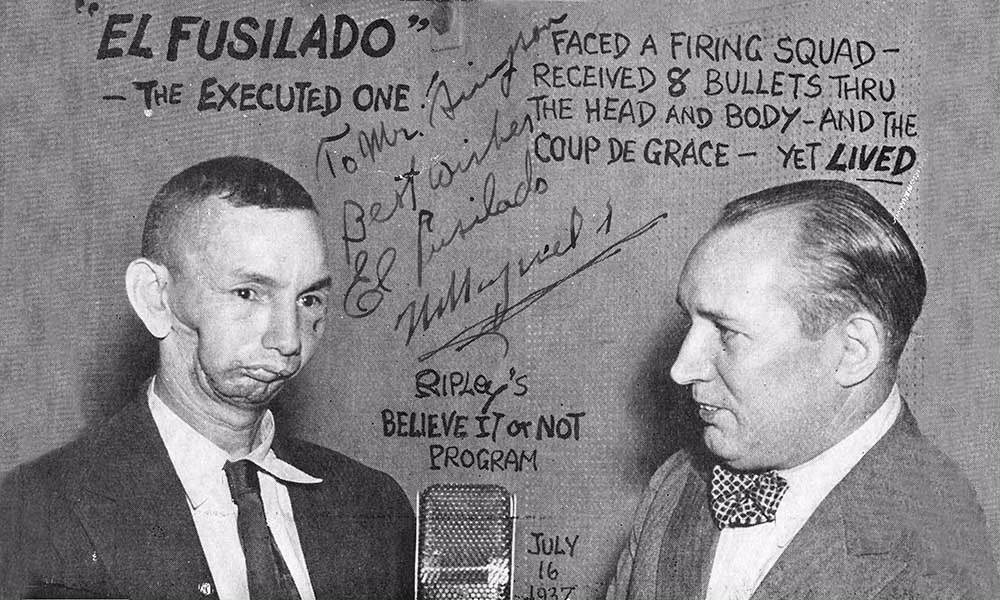 Vào ngày 18/3/1915, Wenseslao Moguel (trái ảnh) bị bắt khi đang chiến đấu trong cuộc đấu tranh vũ trang ở Mexico. Sau đó, một tòa án đã tuyên án tử hình dành cho Moguel. Về sau, tử tù này bị áp giải ra pháp trường để xử bắn.