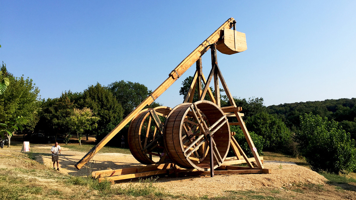 Những tảng đá được bắn từ máy bắn đá Trebuchet có thể phá hoại tất cả những gì trên đi.