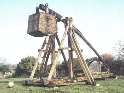 Các nhà nghiên cứu phát hiện máy bắn đá Trebuchet có thể ném những tảng đá nặng từ vài chục cho đến hàng trăm kg trúng mục tiêu cách đó khoảng 200 - 300m.