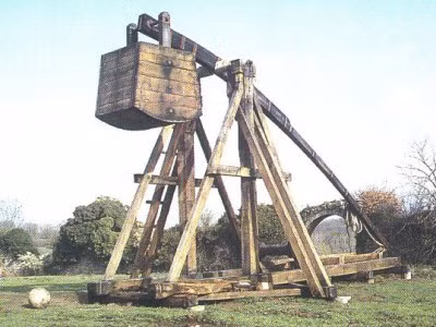 Các nhà nghiên cứu phát hiện máy bắn đá Trebuchet có thể ném những tảng đá nặng từ vài chục cho đến hàng trăm kg trúng mục tiêu cách đó khoảng 200 - 300m.