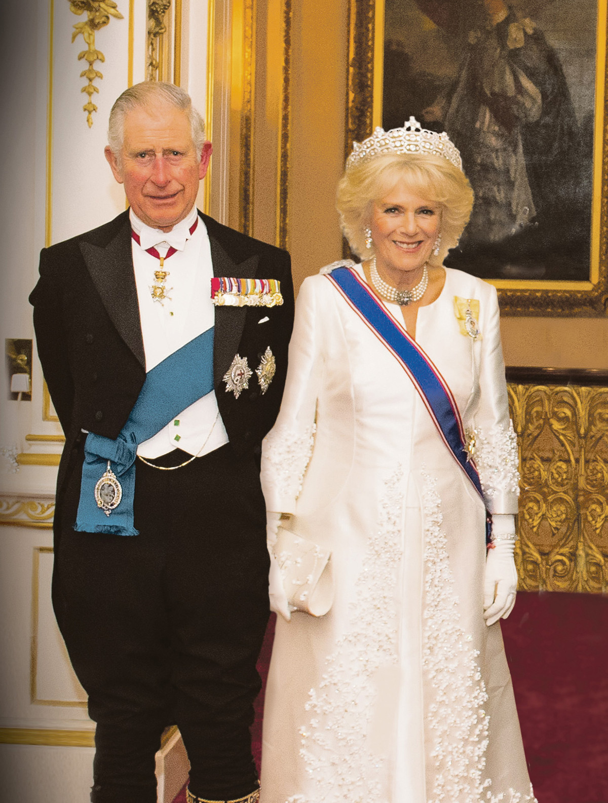 Vua Charles III và Hoàng hậu Camilla sẽ di chuyển từ Cung điện Buckingham đến Tu viện Westminster ở thủ đô London làm lễ đăng quang trên xe ngựa Diamond Jubilee. Đây là chiếc xe được chế tạo năm 2012 để kỷ niệm 60 năm trị vì của Nữ hoàng Elizabeth II. Diamond Jubilee được sử dụng lần đầu vào năm 2014.