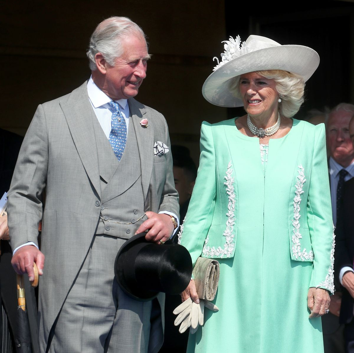 Trong buổi lễ đăng quang long trọng do Tổng giám mục Canterbury Justin Welby tiến hành, Vua Charles chính thức lên ngôi và đội vương miện Thánh Edward. Sau khi buổi lễ kết thúc, Vua Charles sẽ đội vương miện Hoàng gia nhẹ hơn. Hoàng hậu Camilla cũng được trao vương miện của Nữ hoàng Mary.