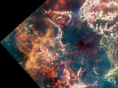 Trong đó, ánh sáng đỏ và cam ở bên ngoài đại diện cho bụi ấm - nơi vật chất thoát ra khỏi ngôi sao phát nổ và va chạm với khí bụi xung quanh. Bên trong cấu trúc giống như bong bóng của tàn dư siêu tân tinh Cassiopeia A là ánh sáng màu hồng bắt mắt đến từ các nguyên tố nặng phát sáng như argon, neon và oxy.