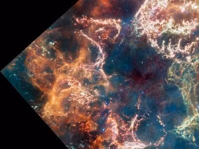 Trong đó, ánh sáng đỏ và cam ở bên ngoài đại diện cho bụi ấm - nơi vật chất thoát ra khỏi ngôi sao phát nổ và va chạm với khí bụi xung quanh. Bên trong cấu trúc giống như bong bóng của tàn dư siêu tân tinh Cassiopeia A là ánh sáng màu hồng bắt mắt đến từ các nguyên tố nặng phát sáng như argon, neon và oxy.