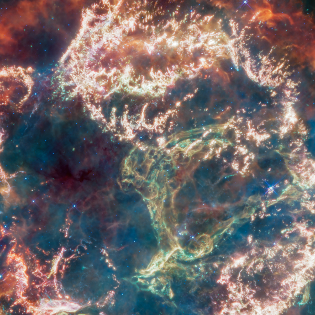 Cụ thể, khí và bụi phát sáng của tàn dư siêu tân tinh Cassiopeia A là những gì còn lại của một ngôi sao đã phát nổ. Ngôi sao này nằm trong chòm sao Tiên Hậu cách Trái đất 11.000 năm ánh sáng. Ánh sáng của ngôi sao này lần đầu tiên chạm tới Trái đất cách đây 340 năm.