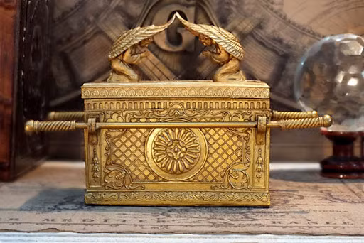 Tung tích của "Hòm Giao ước" trở thành bí ẩn lớn của nhân loại dù giới chuyên gia chuyên nghiệp lẫn nghiệp dư bỏ nhiều thời gian, công sức và tiền bạc nhưng vẫn chưa có kết quả. Theo kinh Thánh, "Hòm giao ước" là một chiếc rương chứa những tấm bảng khắc 10 điều răn của Chúa Jesus.