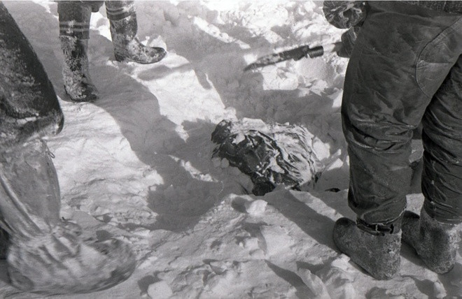 Hai tháng sau, đội cứu hộ tìm thấy 4 thi thể còn lại trong khe núi. Những người này tử vong với một số vết thương nghiêm trọng như gãy xương ở ngực và hộp sọ. Thậm chí, hai thi thể bị mất nhãn cầu và một thi thể bị mất lưỡi.