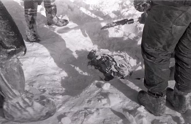 Hai tháng sau, đội cứu hộ tìm thấy 4 thi thể còn lại trong khe núi. Những người này tử vong với một số vết thương nghiêm trọng như gãy xương ở ngực và hộp sọ. Thậm chí, hai thi thể bị mất nhãn cầu và một thi thể bị mất lưỡi.