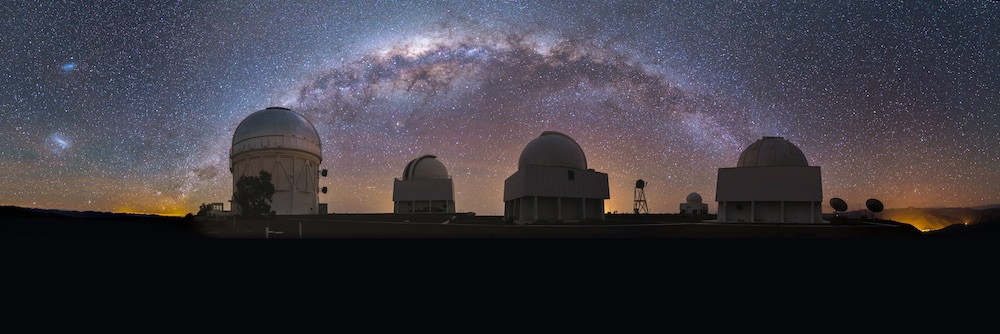 Đám mây Magellan Lớn có thể nhìn thấy bằng mắt thường ở Nam Bán cầu, vốn là thiên hà vệ tinh của Ngân Hà và có kích thước chỉ khoảng 10- 20% thiên hà chứa Trái đất.