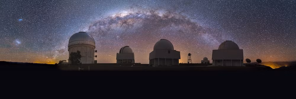 Đám mây Magellan Lớn có thể nhìn thấy bằng mắt thường ở Nam Bán cầu, vốn là thiên hà vệ tinh của Ngân Hà và có kích thước chỉ khoảng 10- 20% thiên hà chứa Trái đất.