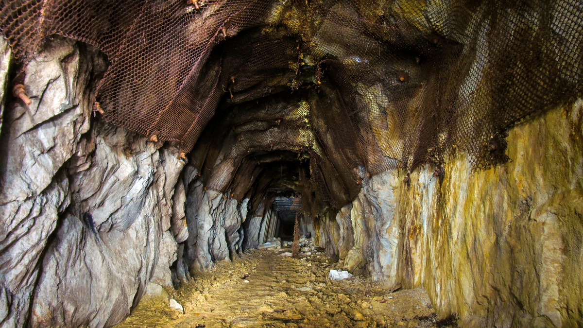 Trong khoảng thời gian từ những năm 1960 đến những năm 1990, mỏ Königstein là nơi khai thác hơn 1.000 tấn uranium mỗi năm. Sau đó, sản lượng khai khác uranium ở mỏ Königstein ngày càng giảm. Vì vậy, giới chức trách quyết định làm ngập khu mỏ để giảm bớt tác động đến môi trường và dừng hoàn toàn việc khai thác uranium tại đây.