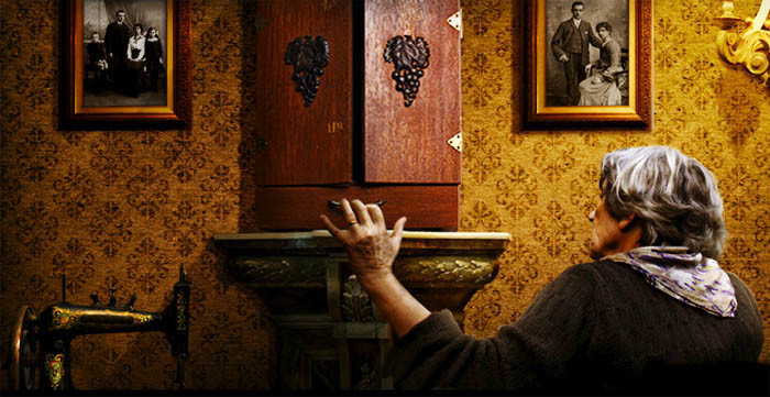 Vào năm 2003, người đàn ông tên Kevin Mannis đã mua tủ rượu Dybbuk trong một phiên đấu giá. Theo các nguồn tin, bên trong chiếc tủ có chiếc hộp có chứa 2 lọn tóc, 1 miếng đá granite, 1 nụ hồng đã héo khô, 1 pho tượng nhỏ, 2 đồng xu cổ loại 1 cent, 1 đế đèn cầy và 1 linh hồn đói khát đầy căm hận.