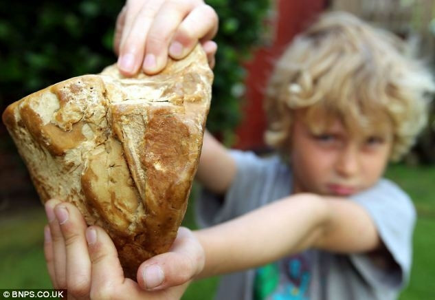 Charlie Naysmith, 8 tuổi, sống tại bang Southbourne, Anh tình cờ tìm thấy một tảng đá vàng nhạt nặng khoảng 600 gram. Theo đó, cậu mang tảng đá về mà không hay biết đó là báu vật quý giá.