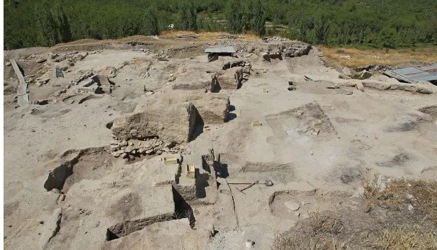 Khi kiểm tra niên đại của những vũ khí trên, các nhà nghiên cứu xác định chúng khoảng 5.000 năm tuổi. Điều này có nghĩa đây là những vũ khí lâu đời nhất thế giới.