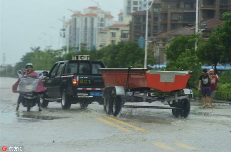 Mưa kèm theo gió dồn dập đổ về Quỳnh Hải khi bão Sarika quét qua.