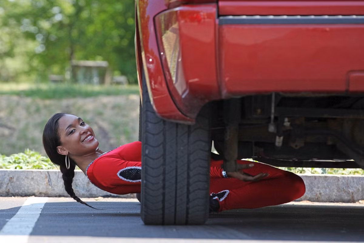 Shemika Charles có thể chui lọt qua gầm ô tô chỉ cao 20cm.