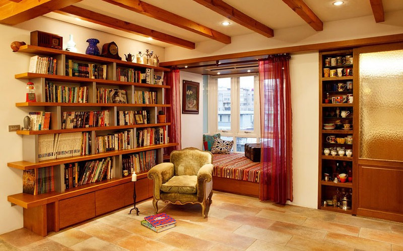 Ghế sofa đặt cạnh giá sách tiện cho việc nghiên cứu.