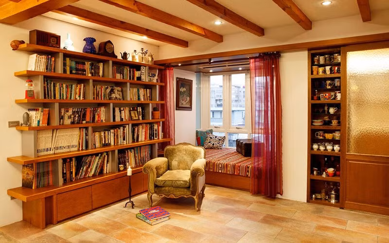 Ghế sofa đặt cạnh giá sách tiện cho việc nghiên cứu.