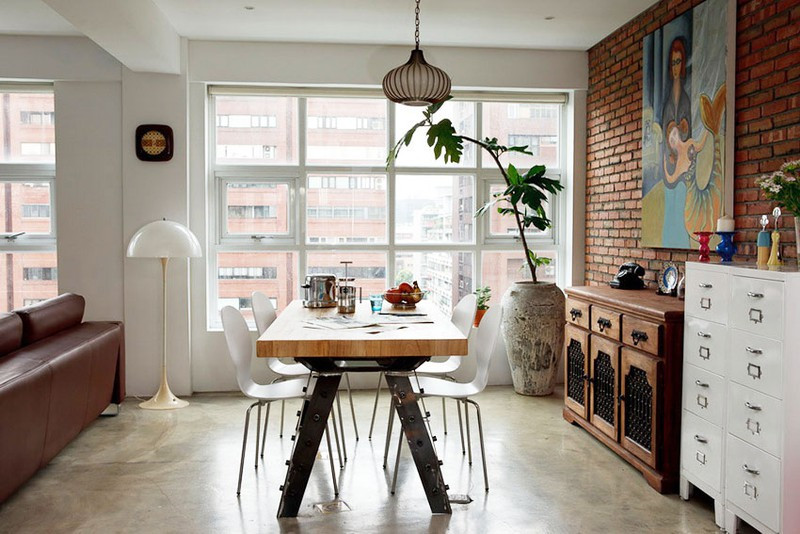 Là người làm trong lĩnh vực nghệ thuật nên chiếc bàn làm việc của chủ nhà cũng có phong cách độc đáo riêng.