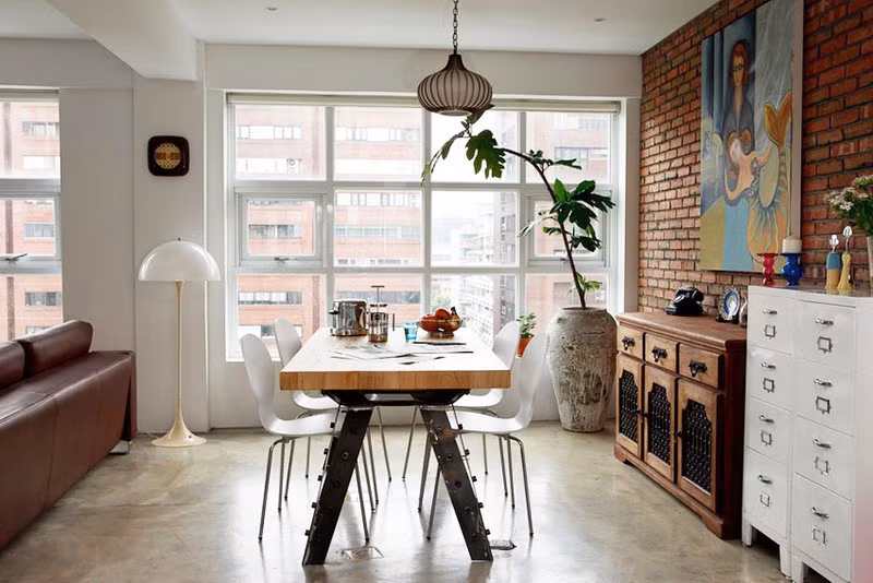 Là người làm trong lĩnh vực nghệ thuật nên chiếc bàn làm việc của chủ nhà cũng có phong cách độc đáo riêng.