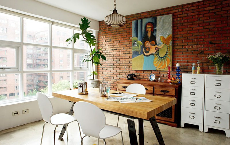 Cửa kính bằng nhôm an toàn, bức tường bằng gạch nung khiến căn hộ tầng cao thêm gần gũi và ấm cúng.