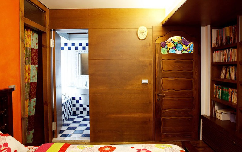 Giường ngủ cách phòng tắm bằng cánh cửa trượt.