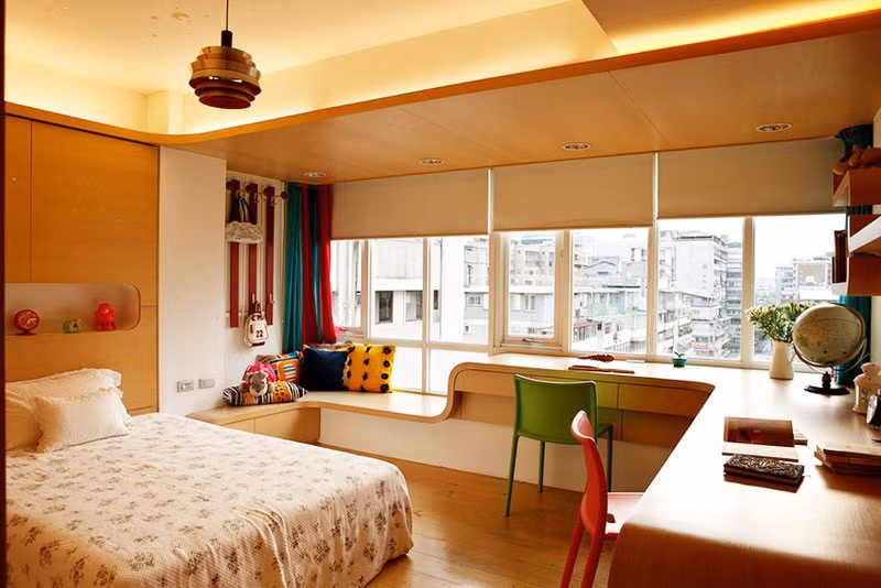 Một phòng ngủ khác có cửa sổ nhìn thẳng ra những tòa nhà xung quanh.