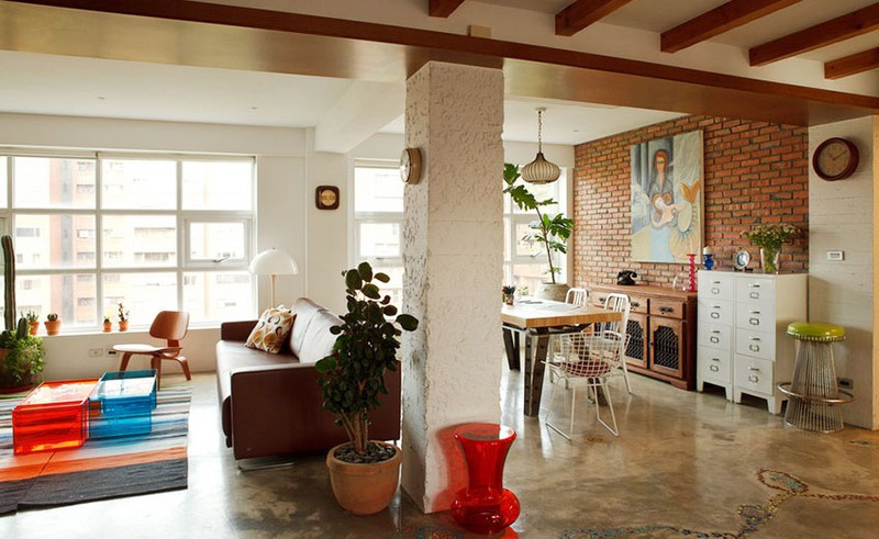 Cột chống bằng bê tông được gia chủ giữ nguyên như thiết kế ban đầu, chỉ thêm phần sơn trắng để bảo vệ bên ngoài.