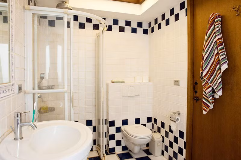 Khác hoàn toàn với cách chọn màu sắc trầm tối trong nhà, phòng tắm sử dụng gạch trắng và đen tăng tính hiện đại và sang trọng.