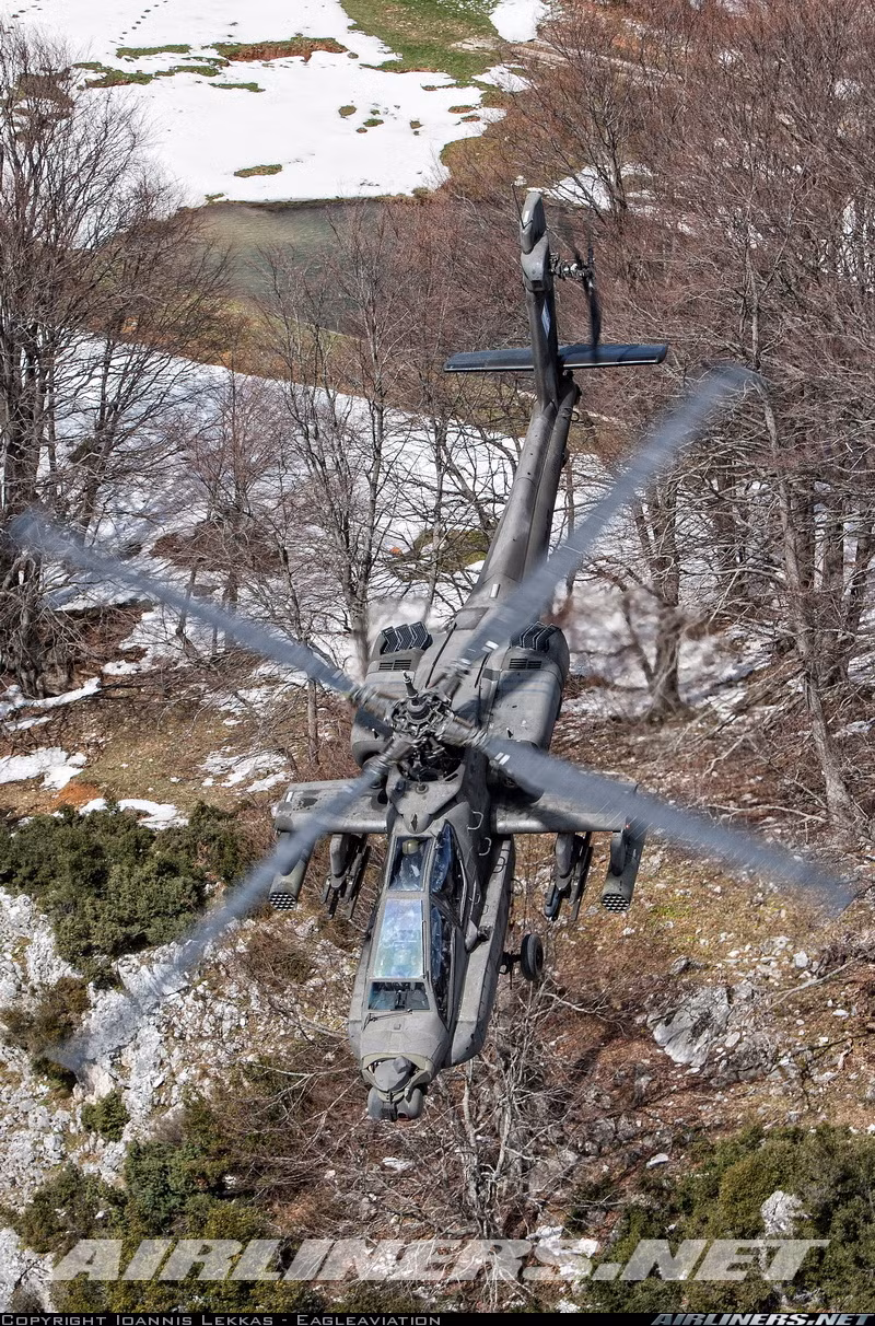 AH-64 được trang bị cặp động cơ tuabin trục T700-GE-701 cung cấp công suất 1.890 mã lực/chiếc cho tốc độ bay tối đa 293km/h, bán kính chiến đấu 480km, trần bay 6,4km (vượt trên tầm bắn của một số loại tên lửa vác vai hiện đại nhất hiện nay như FN-6, 9K38 Igla, 9K338 Igla-S). Nguồn ảnh: Airlines.net