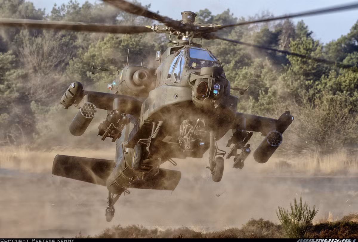 Apache hay gọi đầy đủ là AH-64 Apache là trực thăng tấn công động cơ kép, 4 cánh quạt được Tập đoàn Boeing phát triển và sản xuất cho Quân đội Mỹ cùng đồng minh. Kể từ năm 1975 tới nay, AH-64 Apache là trực thăng tấn công số 1 của Mỹ và NATO. Nó hiện diện ở hầu khắp các cuộc chiến mà Mỹ thực hiện, can dự. Nguồn ảnh: Airlines.net