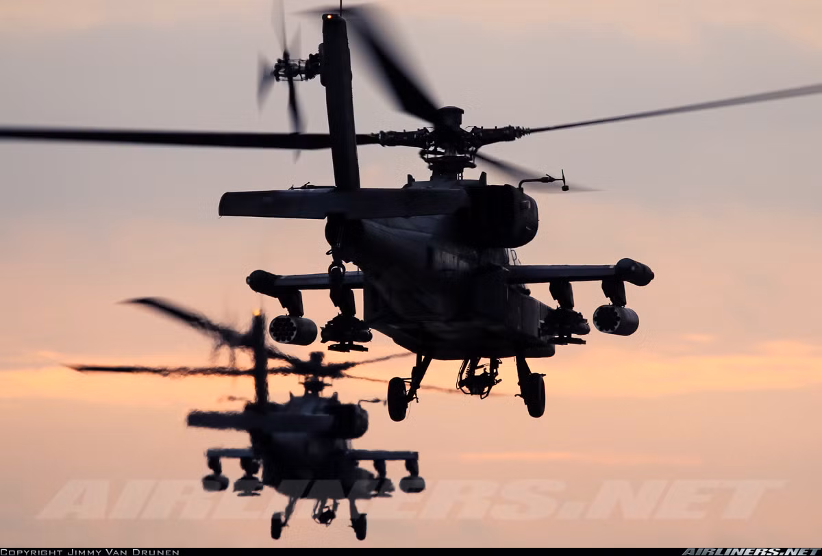 Tuy không mang được bom và các loại rocket cỡ lớn như trực thăng Nga, nhưng nhìn chung là dàn hỏa lực của Apache như vậy đã đủ để nó tung hoành khắp trên chiến trường. Tên lửa Hellfire với tầm phóng 8-10km, vượt xa khả năng tác chiến của các loại tên lửa chống tăng của trực thăng Nga. Nguồn ảnh: Airlines.net