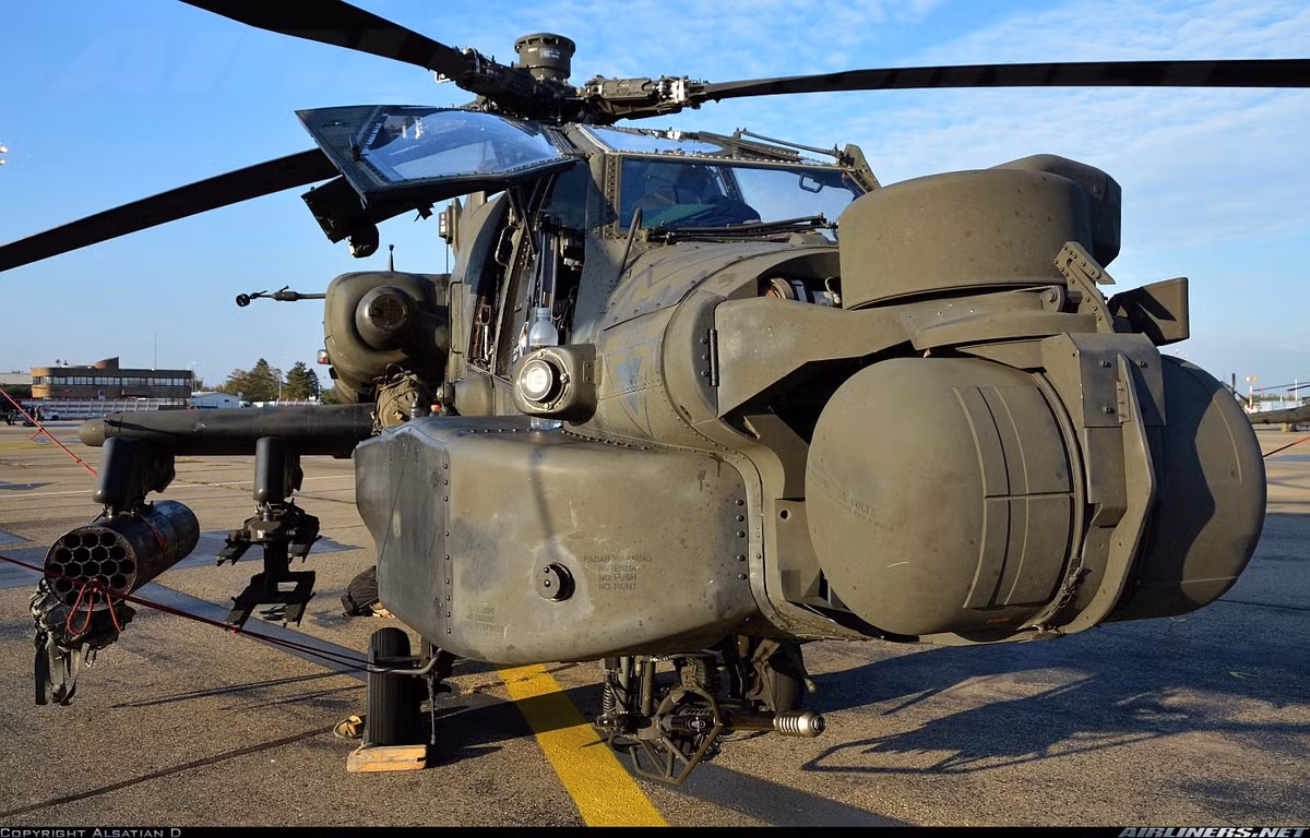 Về bộ phận cảm biến, trực thăng AH-64 Apache được trang bị hệ thống tìm kiếm và chỉ thị mục tiêu TADS AN/ASQ-170, hệ thống cảm biến hồng ngoại nhìn trong đêm PNVS AAQ-11 đặt ở đầu máy bay. Cảm biến này có nhiệm vụ phát hiện mục tiêu, chỉ thị mục tiêu, dẫn đường cho tên lửa tấn công. Trên phiên bản AH-64D hiện đại hơn được trang bị radar AN/APG-78 Longbow bố trí trên đỉnh cánh quạt có khả năng theo dõi cùng lúc 128 mục tiêu và xác định 16 mục tiêu nguy hiểm nhất, cho phép khai hỏa chỉ trong 30 giây. Nguồn ảnh: Airlines.net